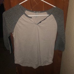 V-neck baseball tee 🤩